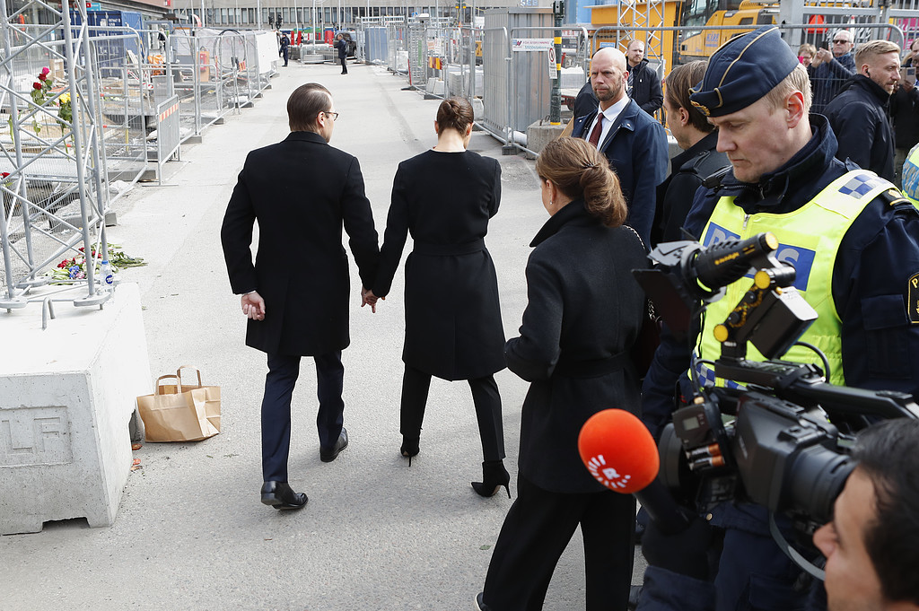 Kungafamiljen efter dådet i Stockholm Media uppvaktar prinsessparet