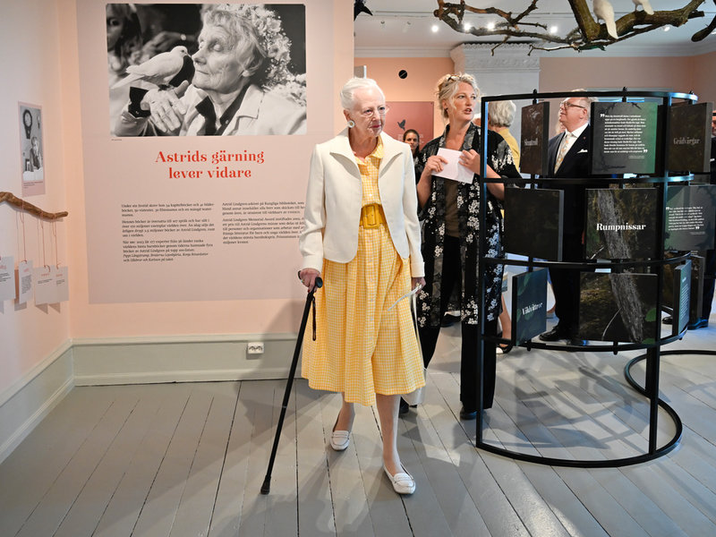 Karin Eliasson visar drottning Margrethe av Danmark utställningen om Astrid Lindgren.