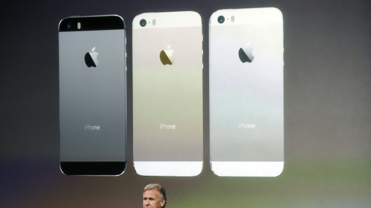 Apples Philip Schiller på tisdagens event - med nya iPhone 5S i bakgrunden.