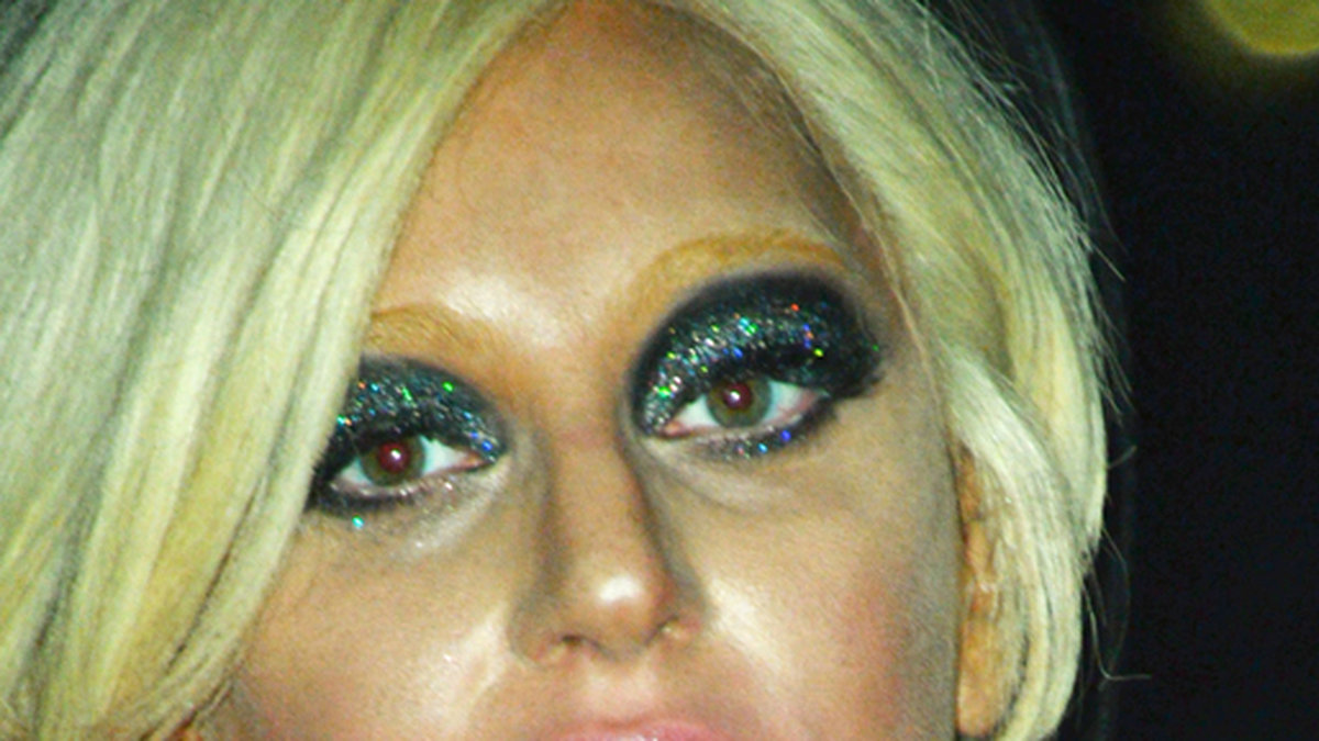 Och Lady Gaga i en glittrig makeup. 