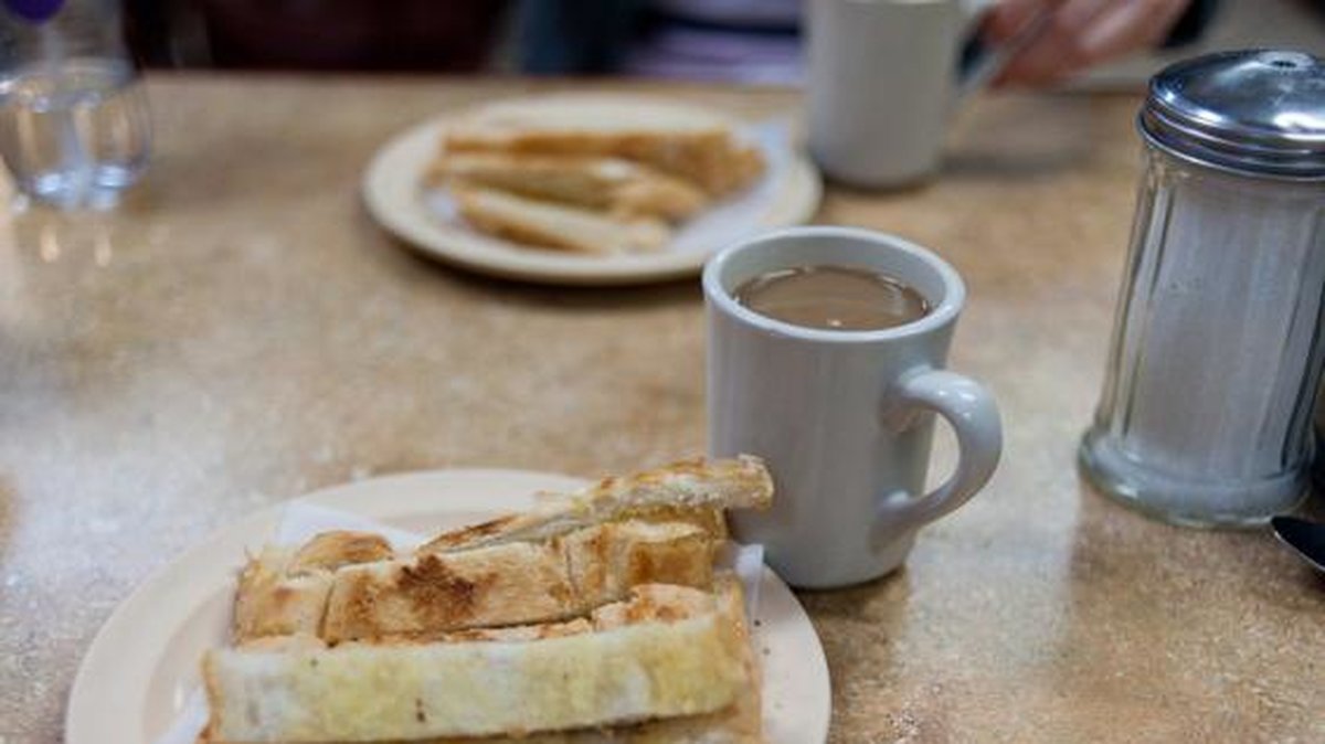 KUBA. Tostada (smörat grillat bröd) brukar serveras (eller doppas) i kaffe med mjölk.