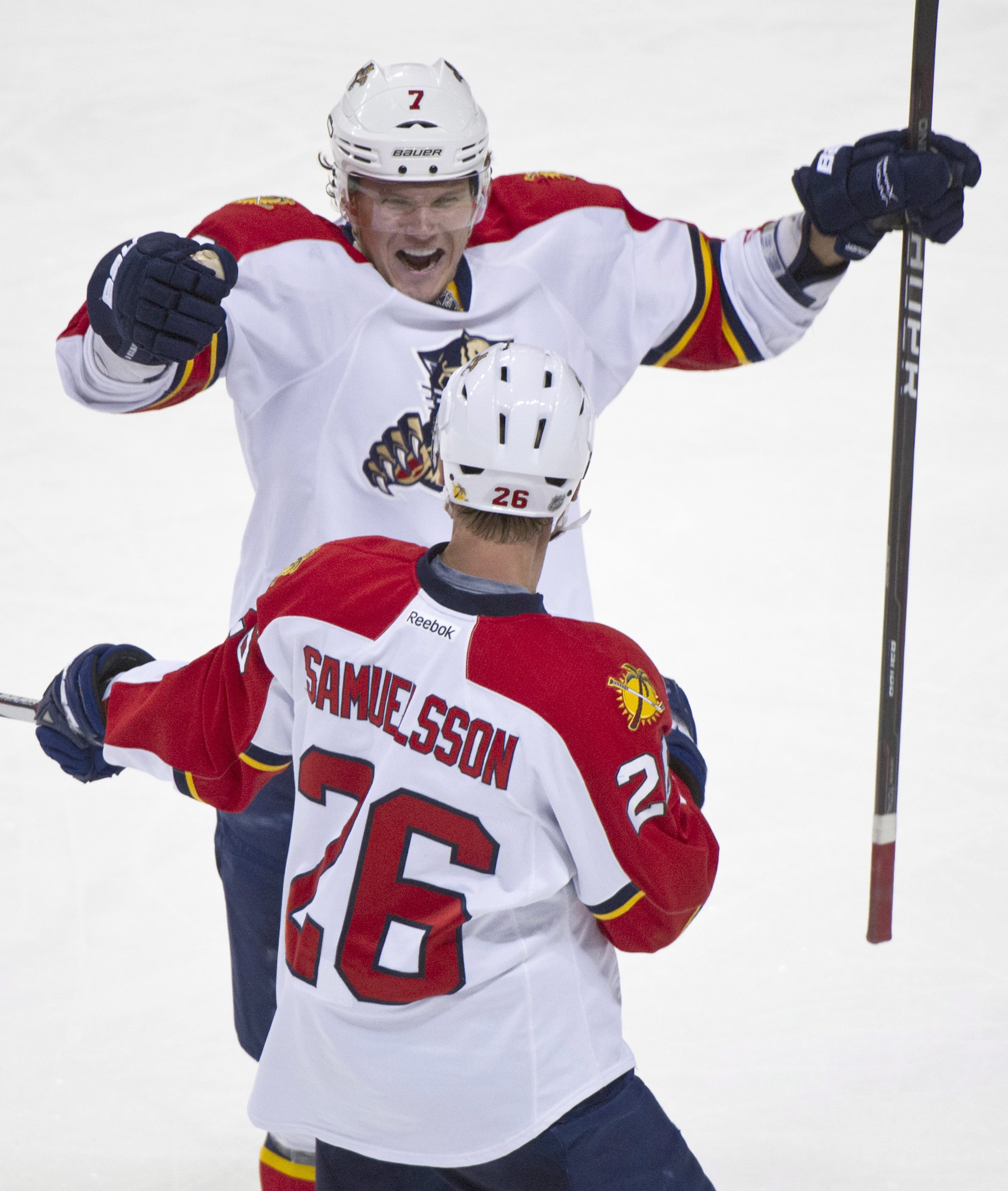 Dmitry Kulokov var snabbt framme för att krama om Mikael Samuelsson när han avgjorde för Florida Panthers genom att skjuta in 3-2 mot Montréal Canadiens.