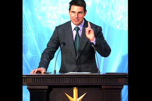 Tom Cruise talar på invigningen av en scientologkyrka i Madrid år 2004.