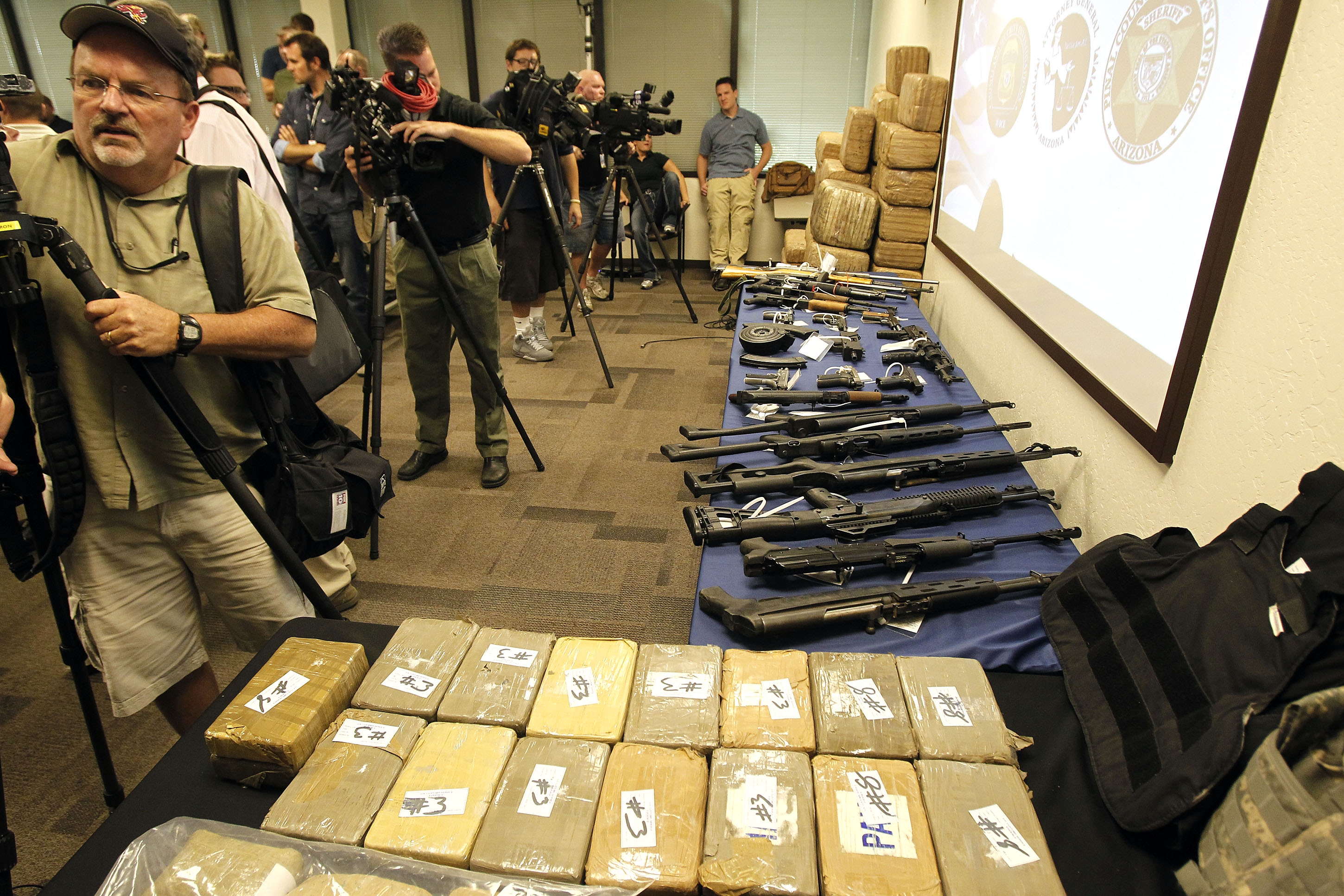 Tillslaget har skapat stor uppmärksamhet i USA. Här visas de konfiskerade vapnen och narkotikan upp.