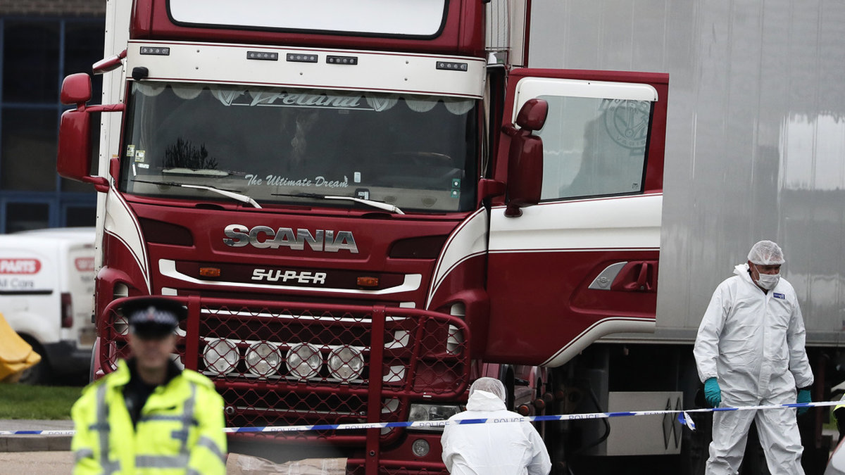 Utredare undersöker lastbilen där 39 människor hittades döda i England i oktober 2019.