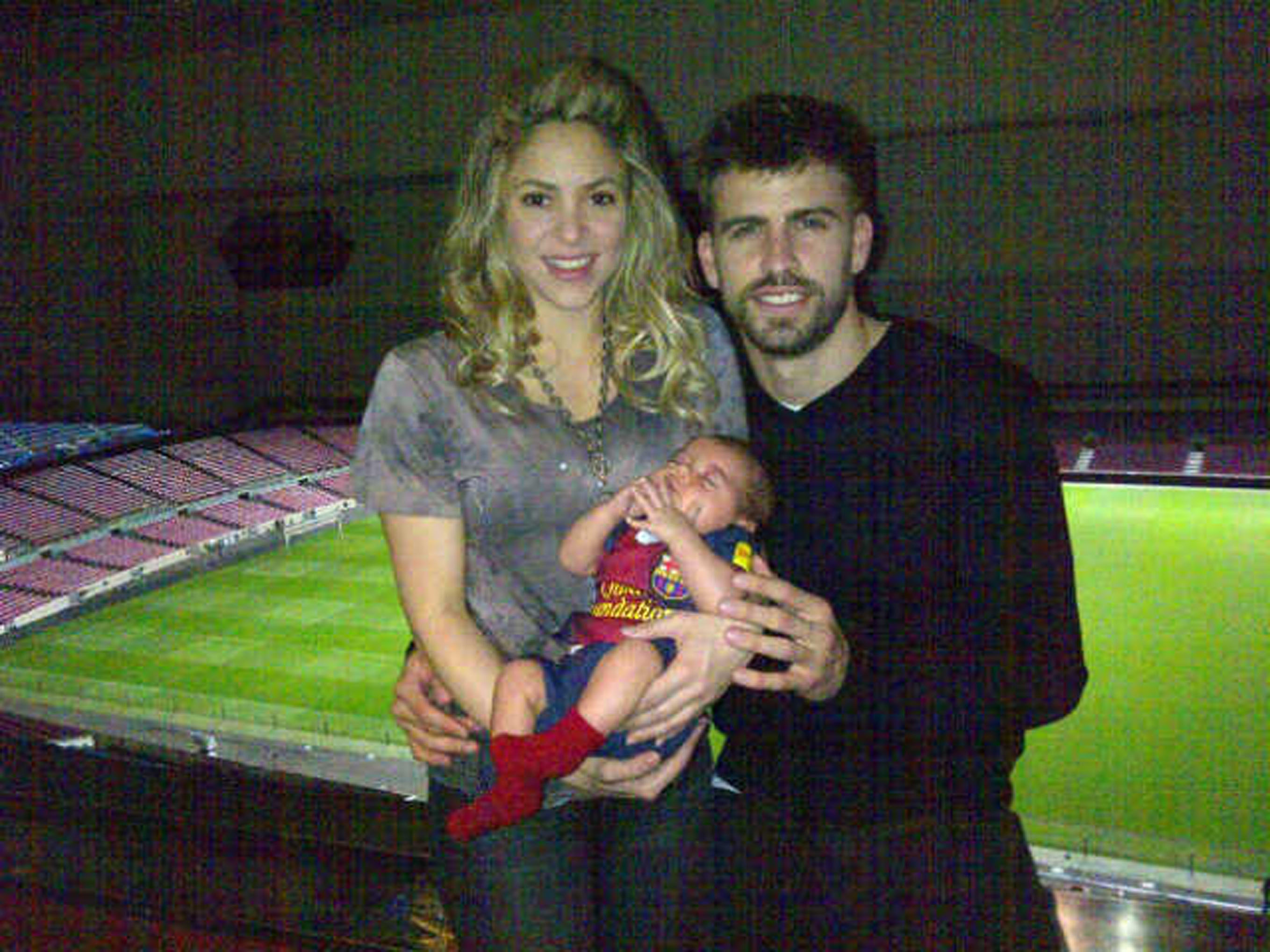 Shakira tillsammans med fotbollshunken Pique och deras lilla son. Shakira tillsammans med fotbollshunken Pique och deras lilla son.