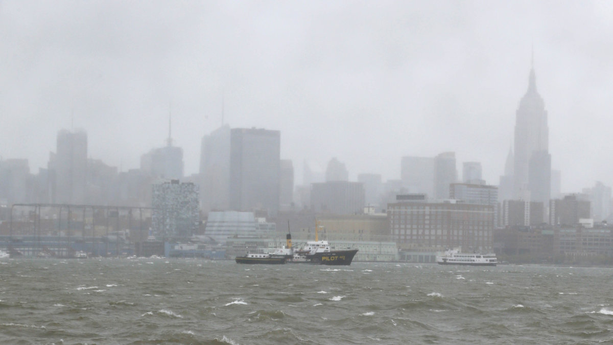 Skräp flyter framför New Yorks skyline, sett från Hoboken, New Jersey. 