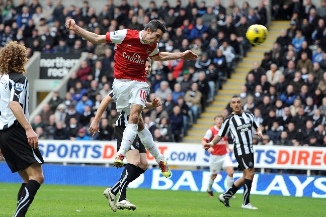 Det började så bra för "The Gunners". De ledde med 2-0 efter tre minuter. Robin van Persie nickar här in 3-0. Det började så bra för "The Gunners". De ledde med 2-0 efter tre minuter. Robin van Persie nickar här in 3-0.