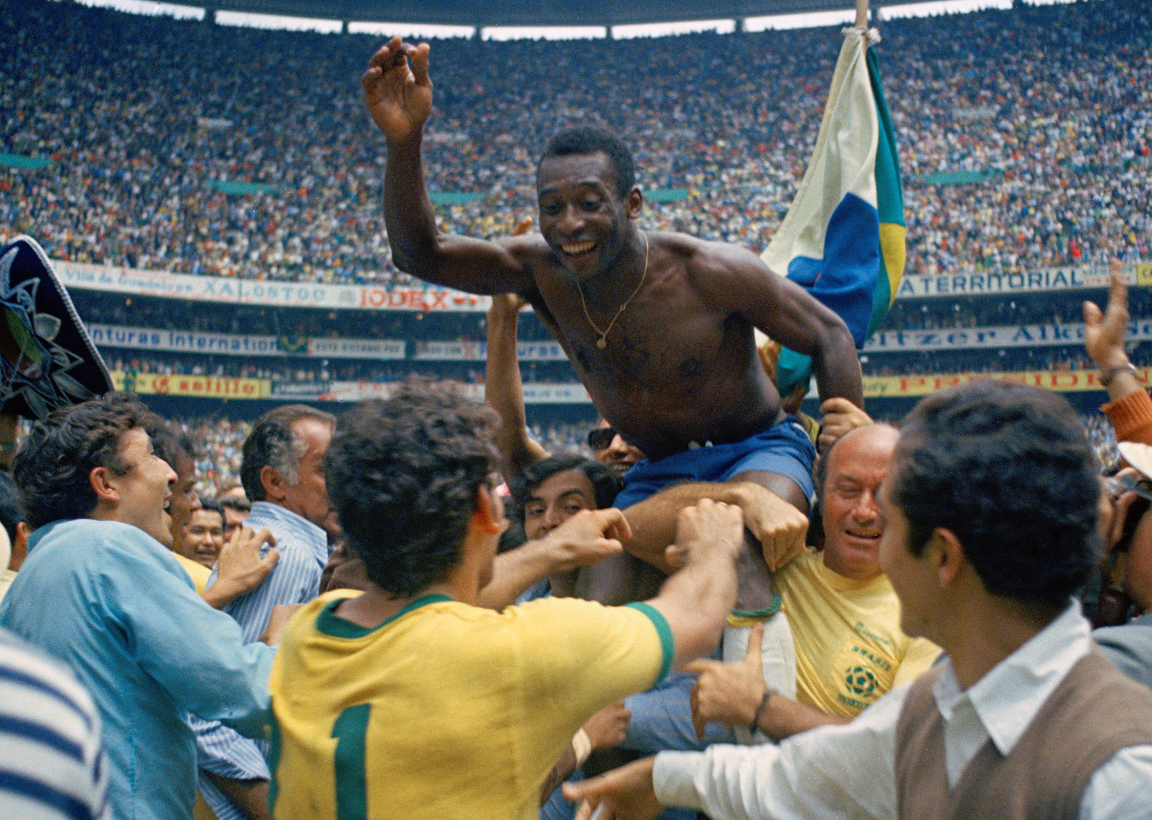 Anfallare: Pelé, Brasilien. Var aktiv mellan 1956 och 1977. Vann VM tre gånger (!) och har blivit utsedd till både århundradets bäste idrottare och fotbollspelare. 