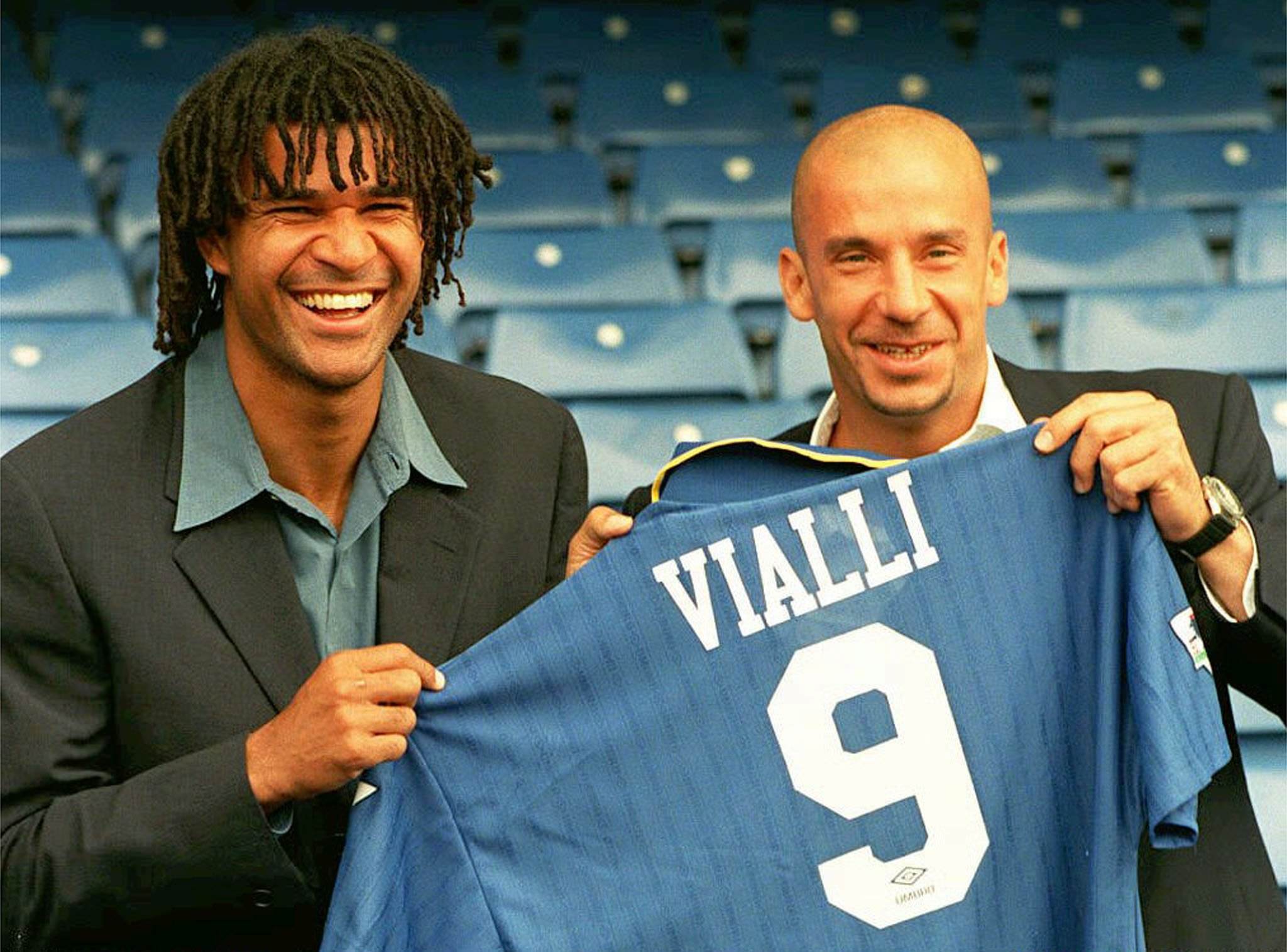 Chelseas tränarkarusell började redan innan Abramovich köpte klubben. Gianluca Vialli fick sparken hösten 2000 som spelande tränare efter en konflikt med dåvarande ägaren Ken Bates. Här står Vialli med den holländska legenden Ruud Gullit. Chelseas tränarkarusell började redan innan Abramovich köpte klubben. Gianluca Vialli fick sparken hösten 2000 som spelande tränare efter en konflikt med dåvarande ägaren Ken Bates. Här står Vialli med den holländska legenden Ruud Gullit.
