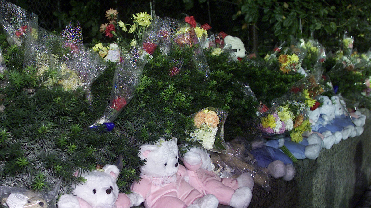 Gosedjur och blommor uppradade längs en vägg. De kommer från anhöriga till de som gick bort i attacken. Bilden är tagen den 30 september.
