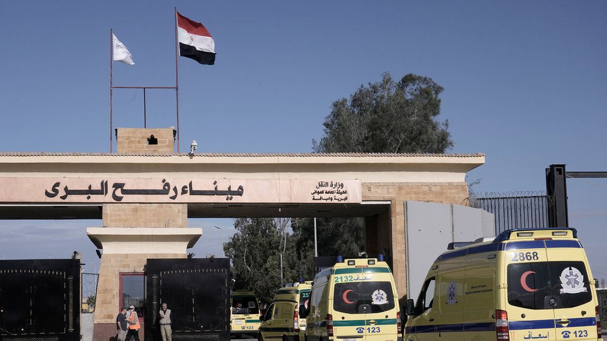 Egyptiska ambulanser korsar gränsövergången vid Rafah.