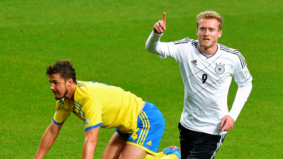 Andre Schürrle firar ett av sina mål. Per Nilsson ligger på bakom honom.