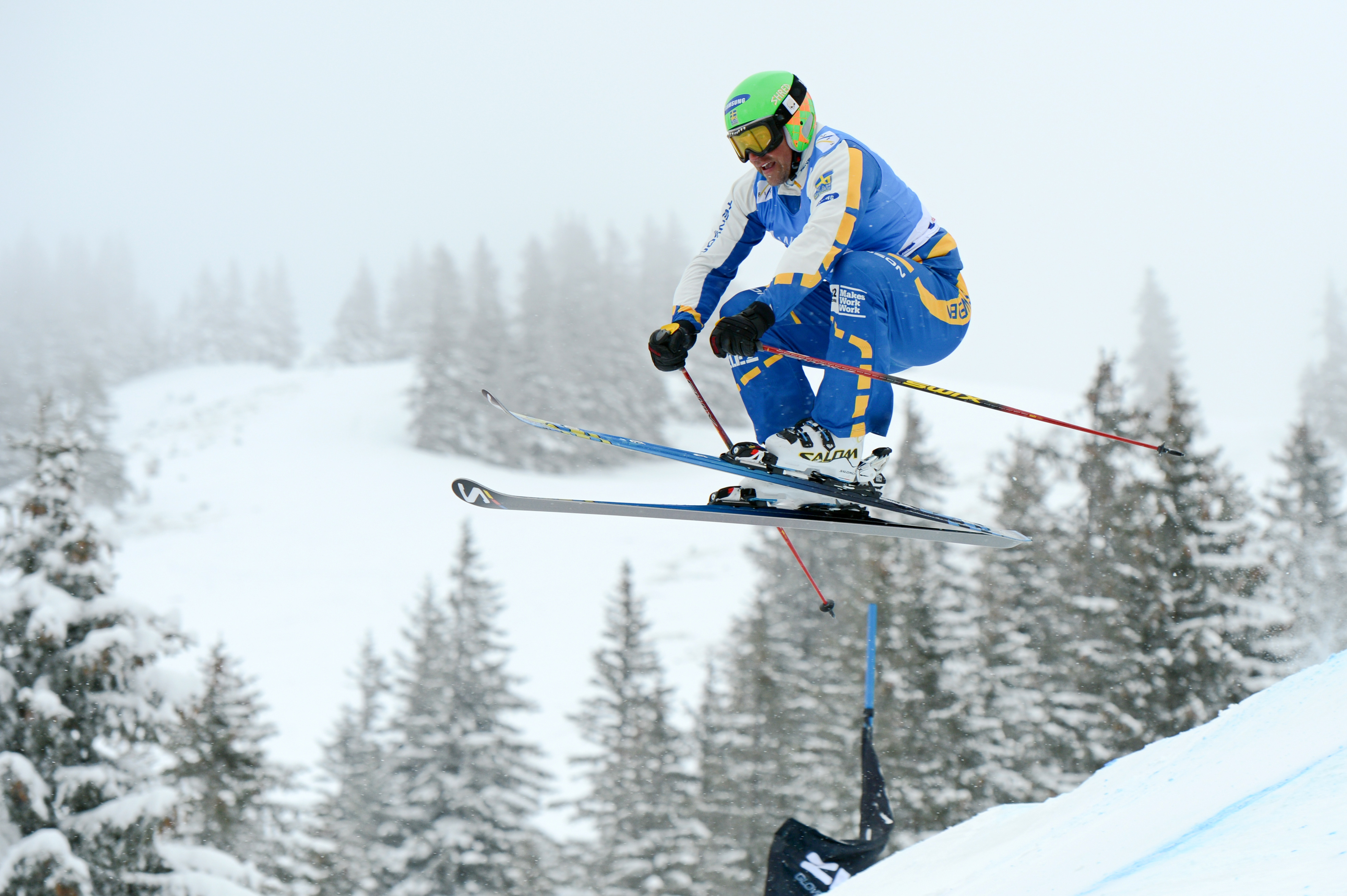 Lars Lewen flyger i skicrossen. Lars Lewen flyger i skicrossen.