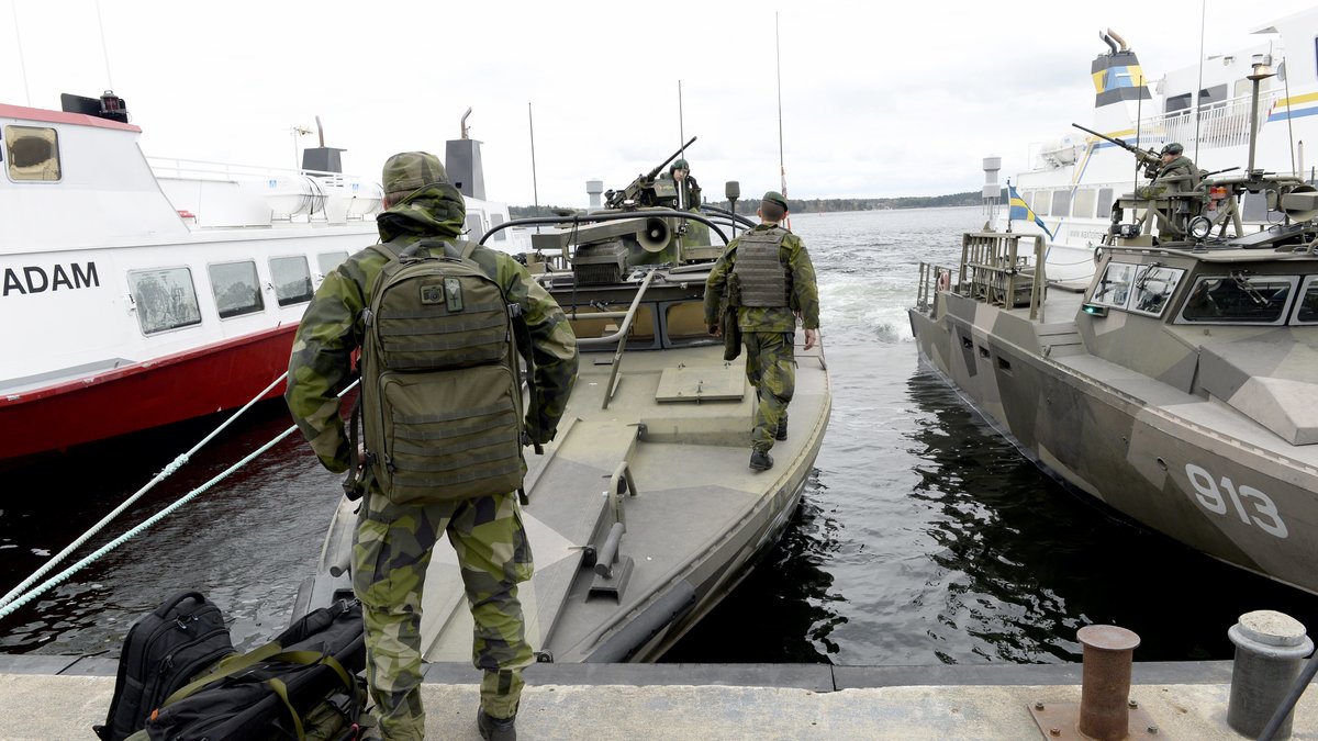 Militär personal bunkrar ammunition vid hamnen.