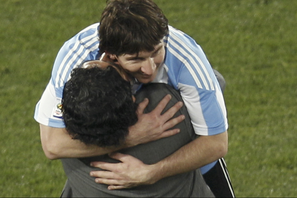 Lionel Messi kramar Diego Maradona efter slutsignalen.