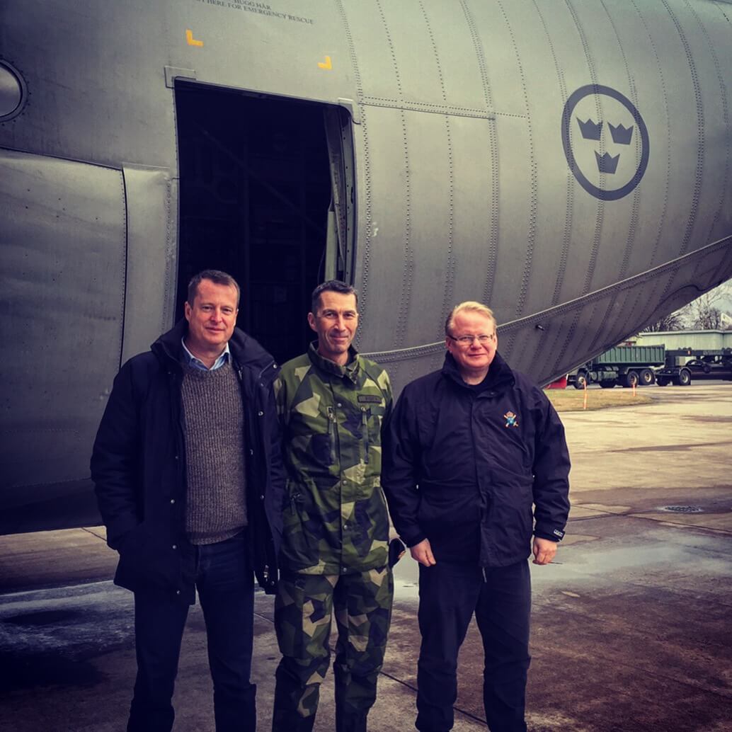 Anders Ygeman var i Karlsborg och träffade försvarsministern och ÖB. Han flög hem i ett Hercules-plan. 