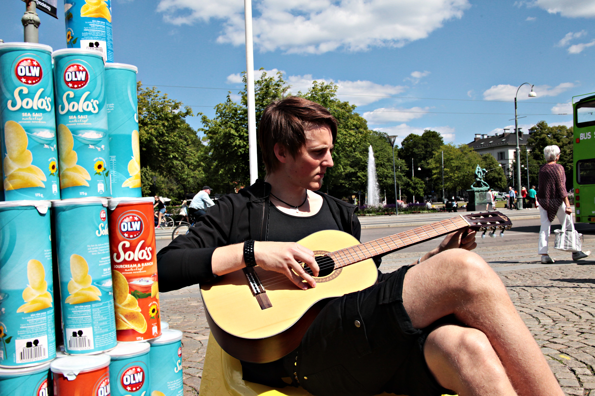 Andreas ser till att guran är stämd. Andreas ser till att guran är stämd.