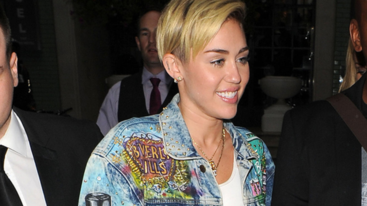 Miley i jeansshorts och stövlar i London.