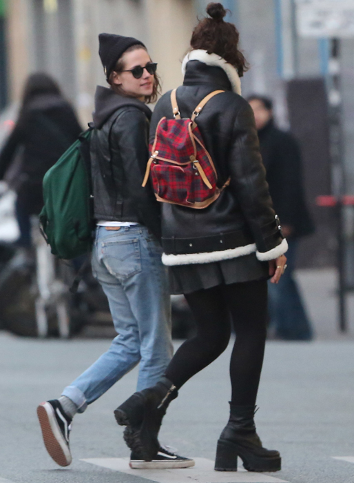 Kristen Stewart med nya flickvännen, sångerskan Soko, eller Stephanie Sokolinski som hon egentligen heter. Kristen Stewart med nya flickvännen, sångerskan Soko, eller Stephanie Sokolinski som hon egentligen heter.