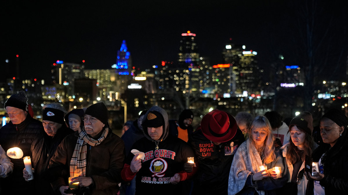 En minnesceremoni för att hedra offren för skjutningen i Kansas City.