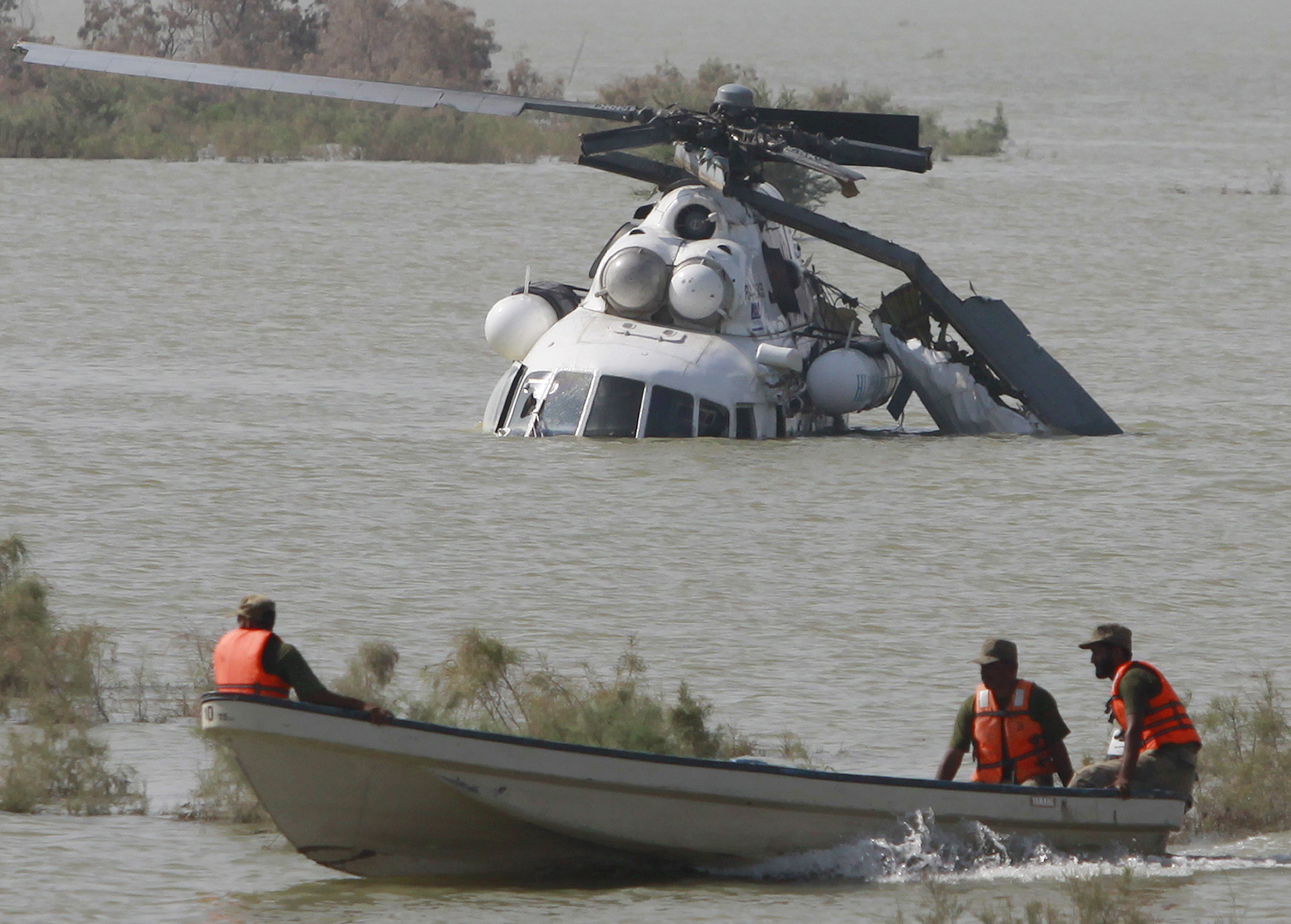 2/10/2010. En pakistansk helikopter som använts till hjälpinsatserna sjunker under översvämningarna, de värsta som drabbat Pakistan i modern tid.