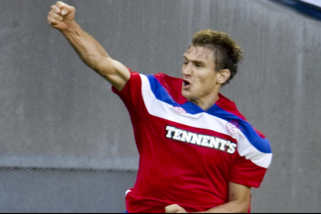 Men trots det röda kortet kunde Rangers ändå ta spräcka nollan. Nikica Jelavic stänkte in det första målet. Men trots det röda kortet kunde Rangers ändå ta spräcka nollan. Nikica Jelavic stänkte in det första målet.