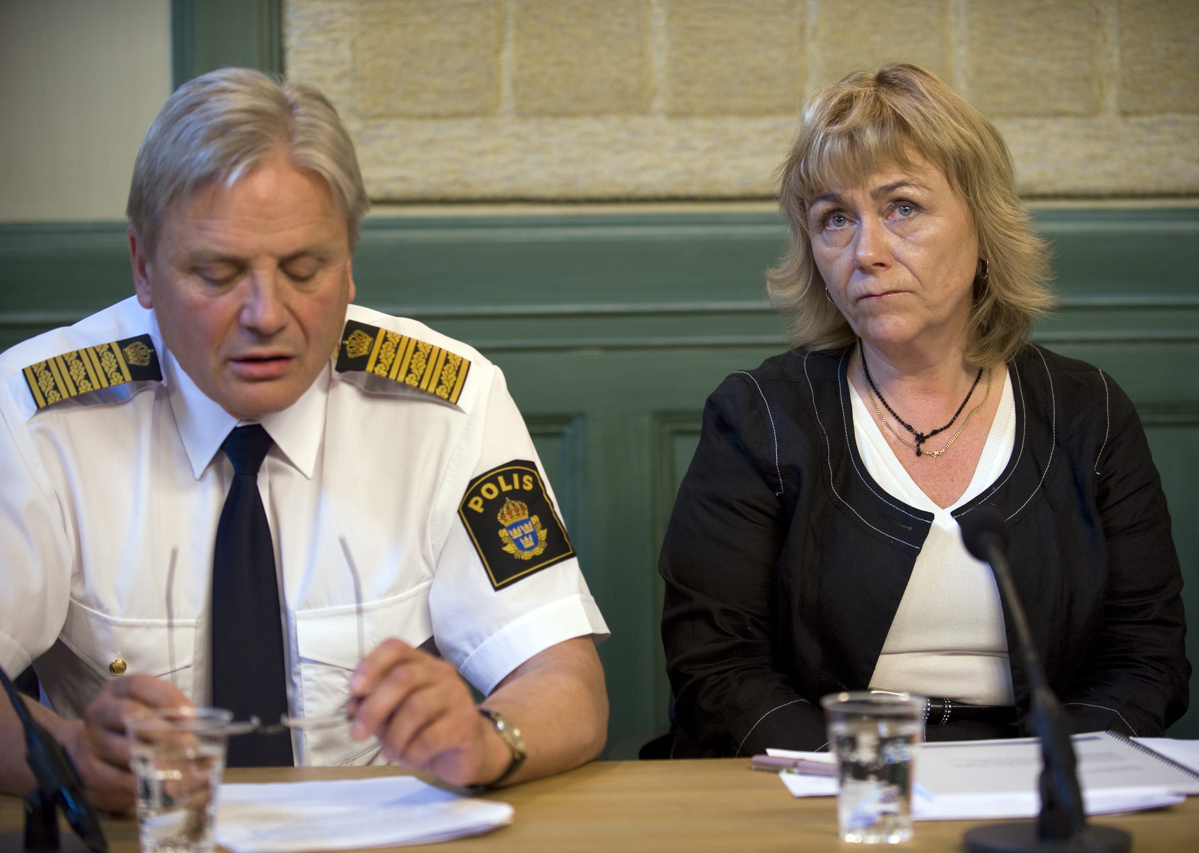 Rikspolischef Bengt Svensson och justitieminister Beatrice Ask är bestörta över anklagelserna mot före detta polischefen Göran Lindberg.