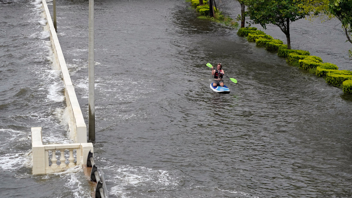Zeke Pierce paddlar i ett av orkanen Idalia översvämmat Tampa i Florida.