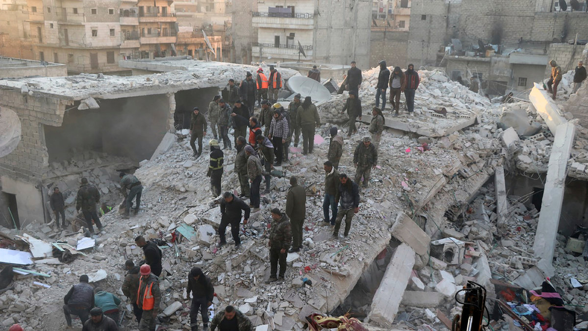 En bild tagen av den kurdiska nyhetsbyrån Hawar visar när räddningsmanskap och civila letar efter överlevande i ruinerna efter ett femvåningshus i Aleppo i norra Syrien.