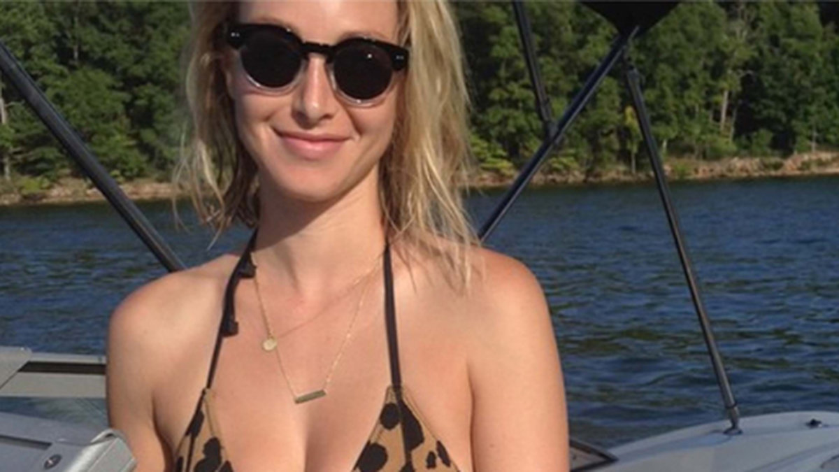 Whitney Port tar en tur i båten i sin bikini.