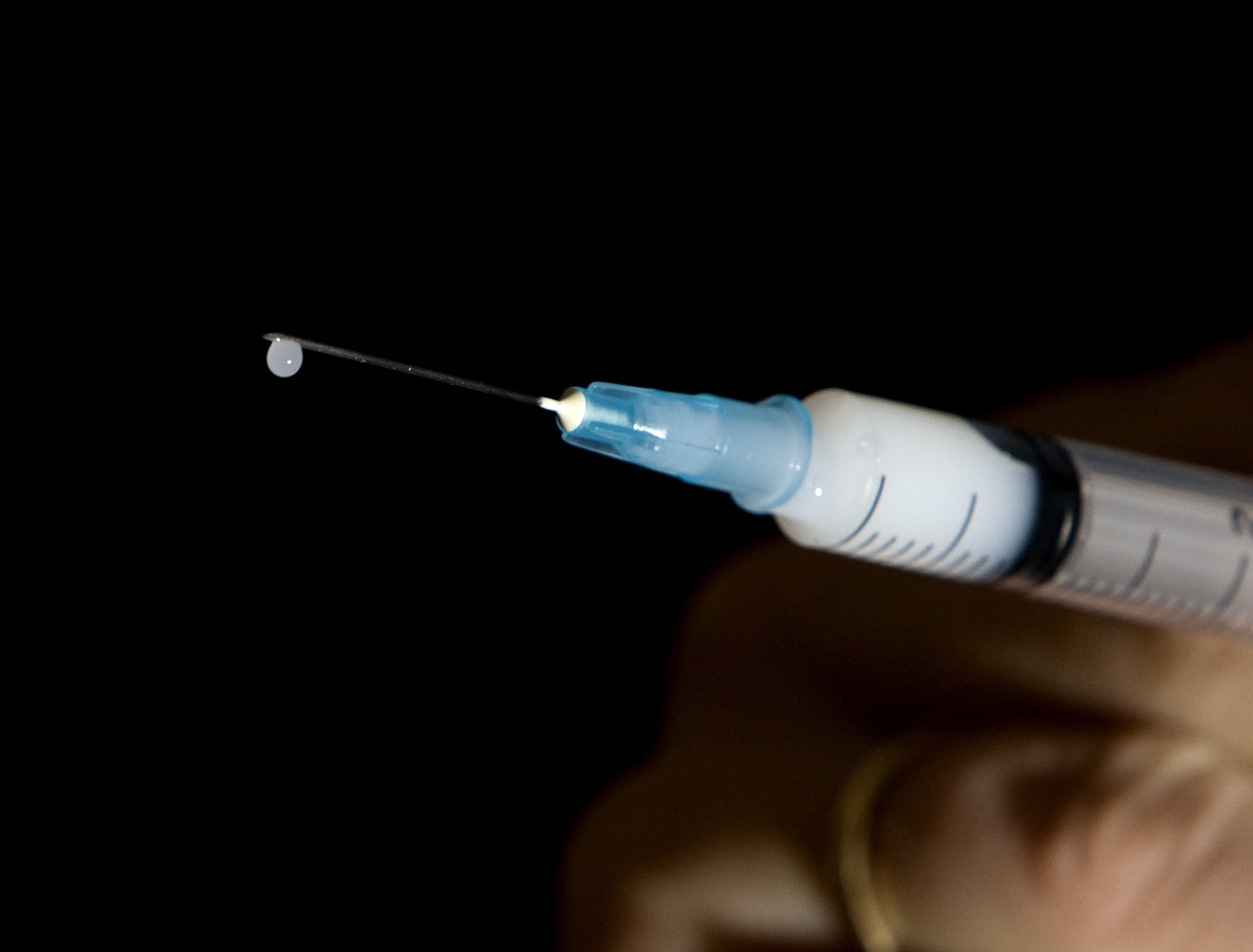 43-årigen vaccinerades mot influensan - med en använd spruta.
