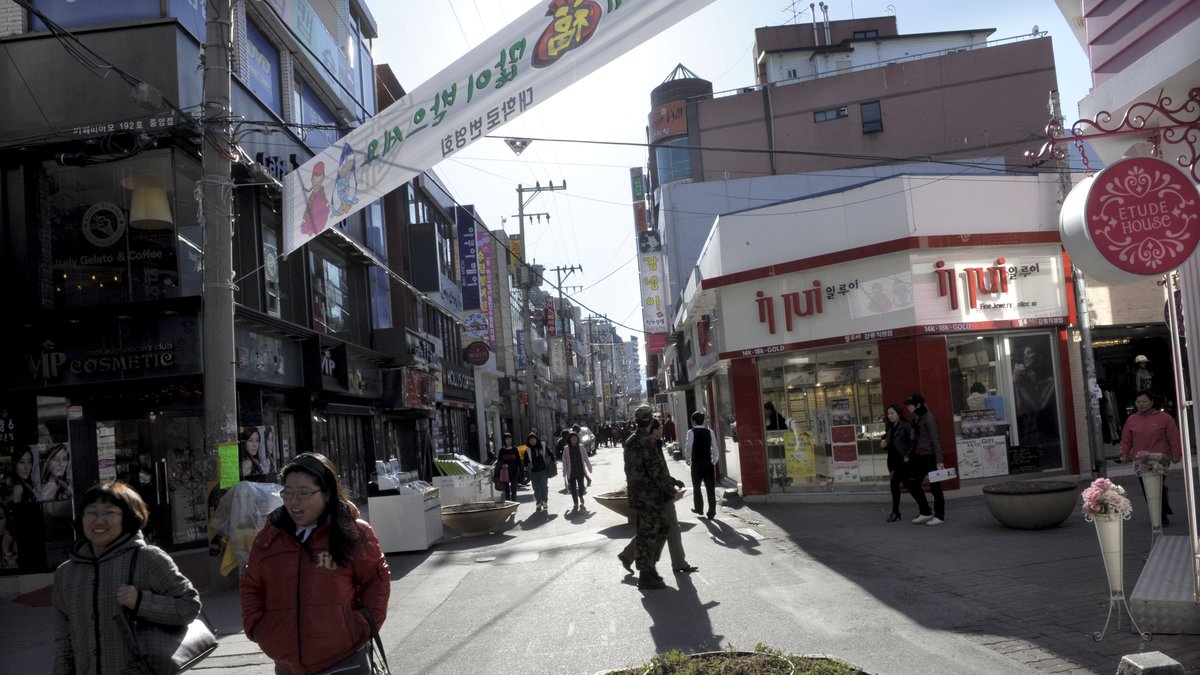 En gata i Seoul, en stad där äldre kvinnor nu börjat prostituera sig få vardagen fungera. (Genrebild.)