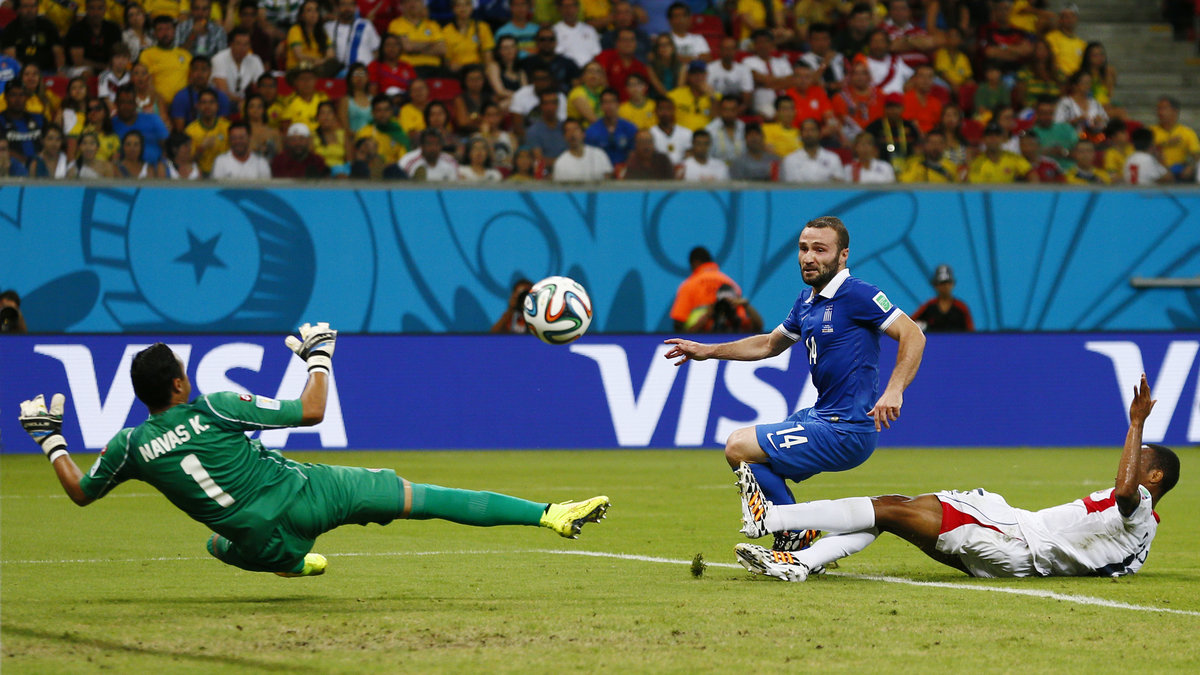 Costa Ricas målvakt Keylor Navas gjorde en riktigt fin räddning på Salpingidis avslut.  