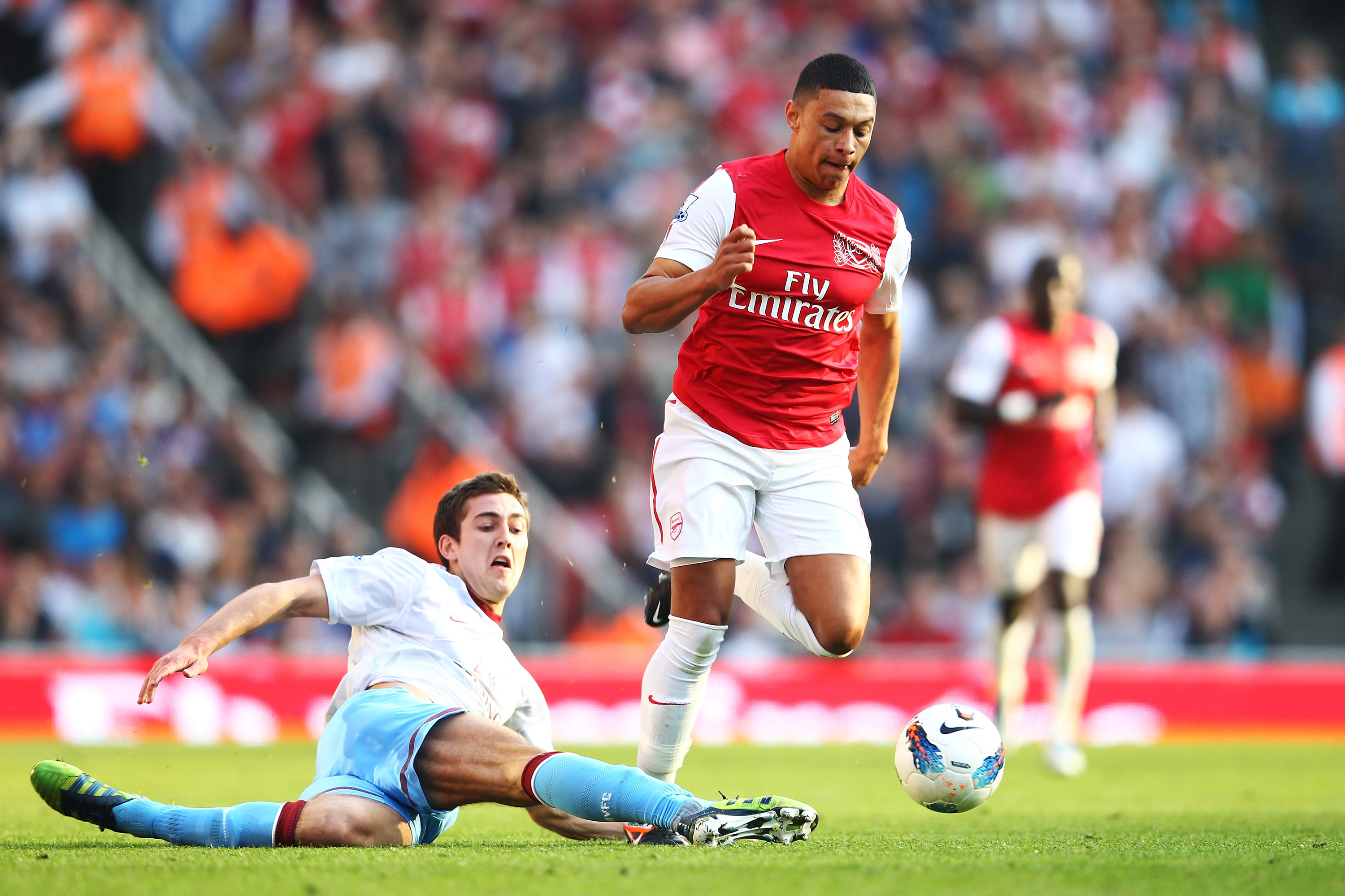 ...unge talangen Alex Oxlade-Chamberlain (Arsenal) får chansen för första gången. ...unge talangen Alex Oxlade-Chamberlain (Arsenal) får chansen för första gången.