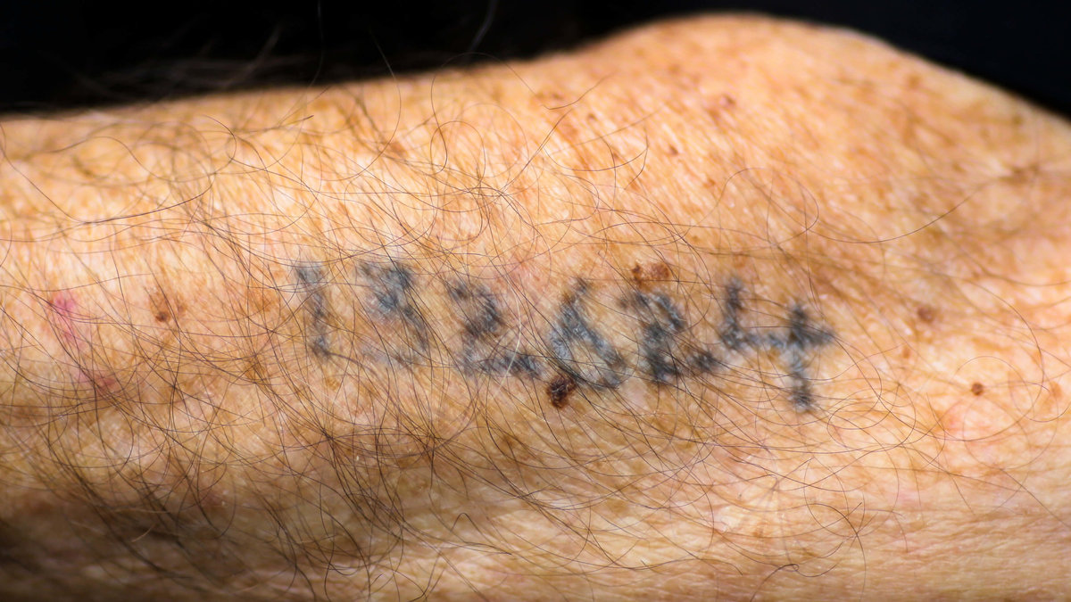En helt annan Auschwitz-tatuering: Den här fick en person när han var fånge i koncentrationslägret. 