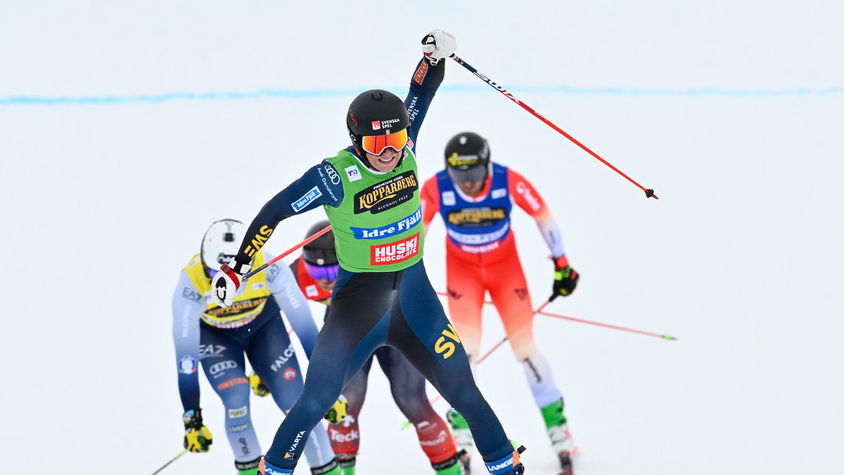 Skicrossåkaren David Mobärg, Sverige, firar segern i fredagens världscuptävling i Idre. Mobärg toppar nu den totala världscupen.