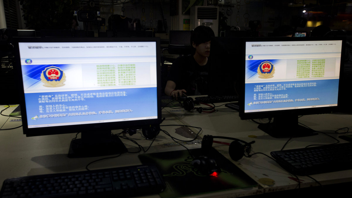 Ett meddelande från den kinesiska polisen berättar vad som är tillåtet och inte att göra på internetcaféet.