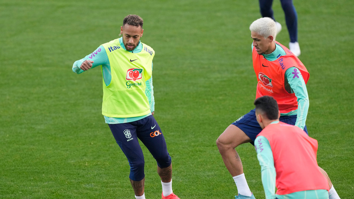 Storstjärnan Neymar är på plats i Turin med sitt Brasilien.