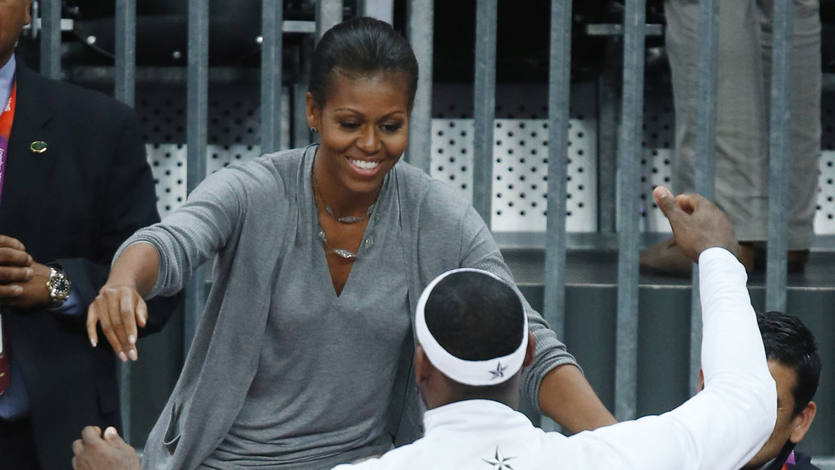 Basketstjärnan LeBron James kramar om Michelle Obama under OS 2012. Att ha en av landets största idrottare med sig är givetvis ett plus.