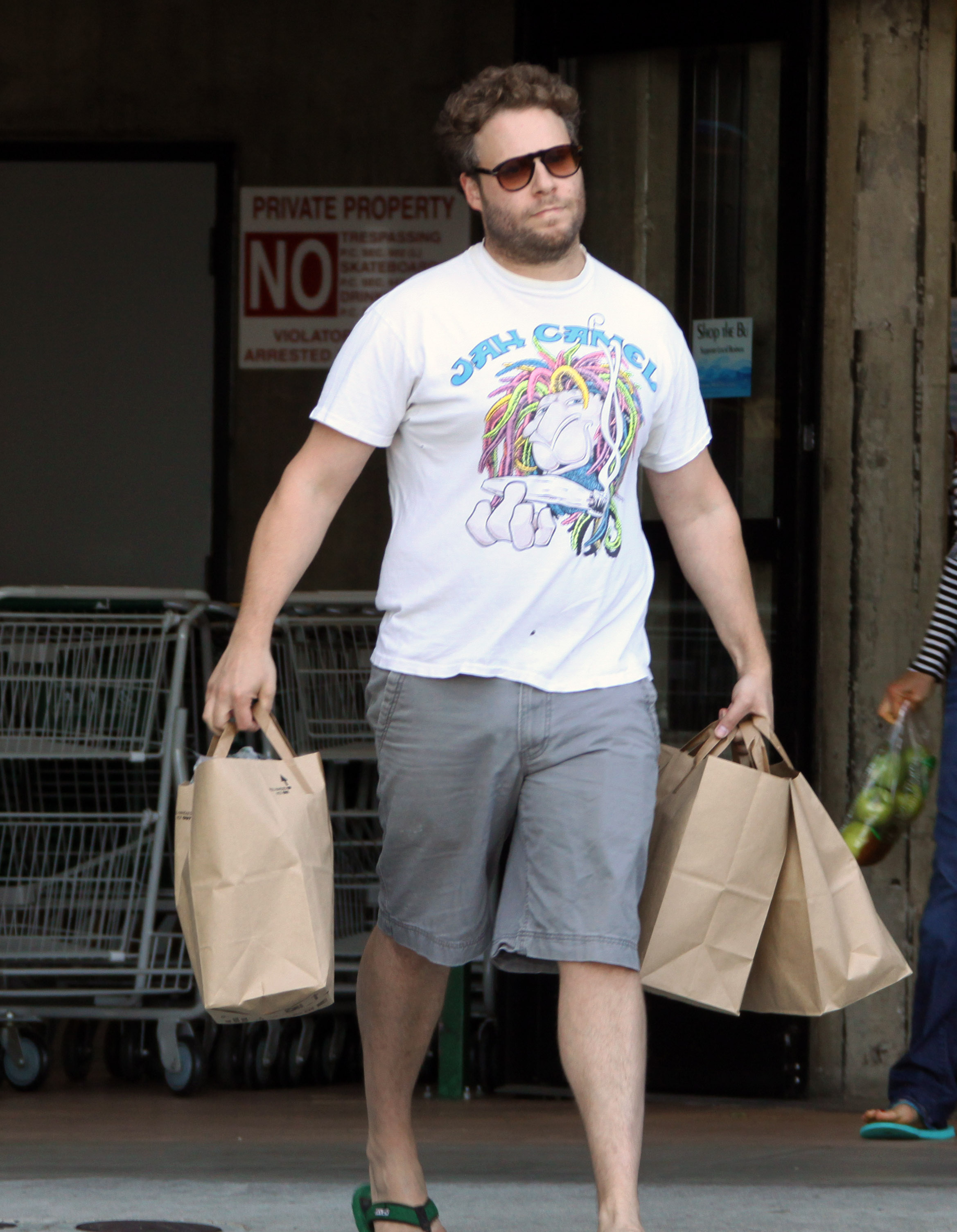 Seth Rogen i Malibu iklädd en vit t-shirt föreställande en kamel som håller i en joint. Unik utstyrsel Seth! Seth Rogen i Malibu iklädd en vit t-shirt föreställande en kamel som håller i en joint. Unik utstyrsel Seth!