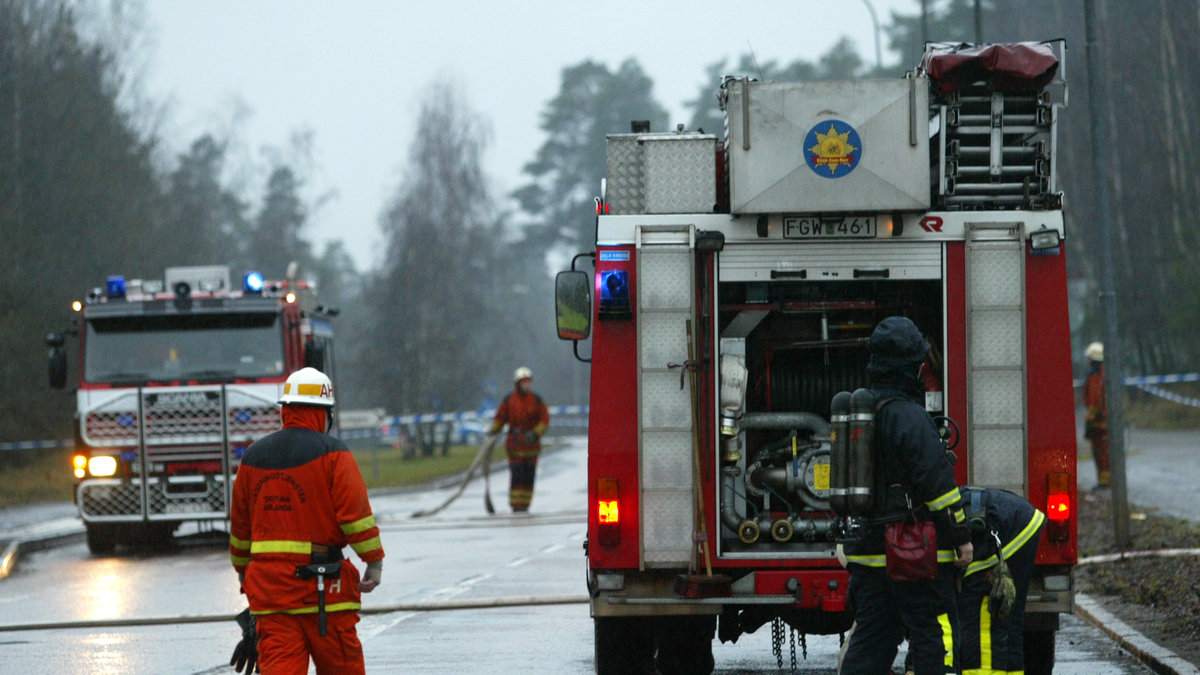Brandbilen släckte en anlagd brand i Eskilstuna. Genrebild.