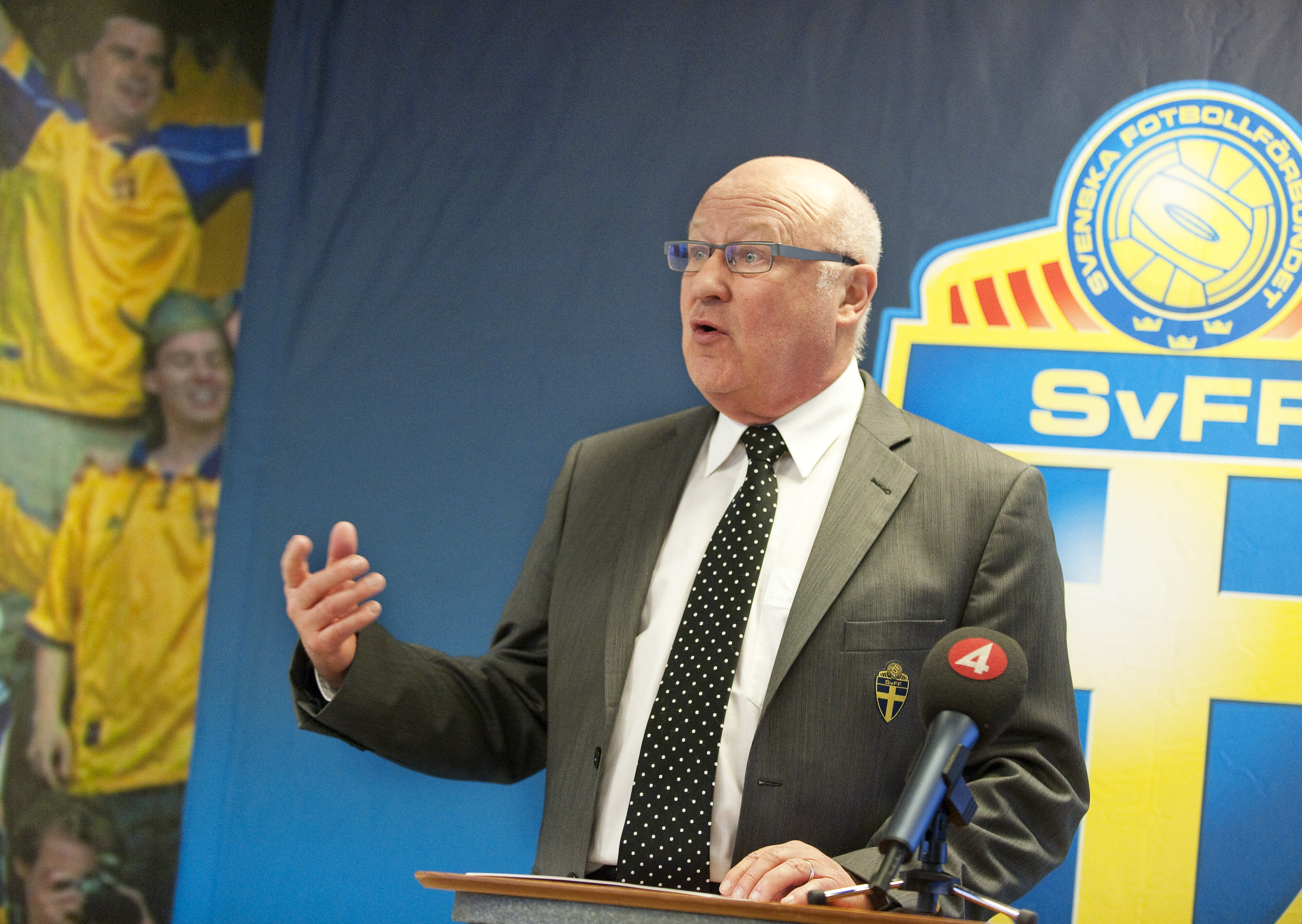 Förbundsordföranden Lars-Åke Lagrell vill diskutera med klubbarna, inte supportrarna.