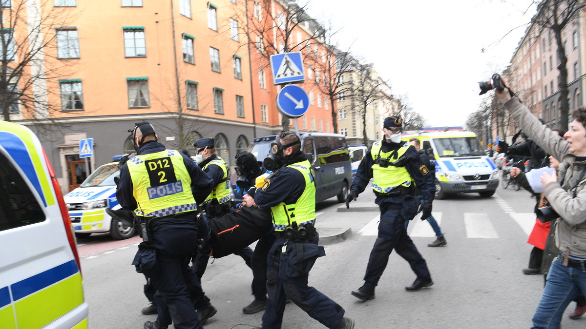 Poliser för bort en person i samband med lördagens demonstration mot coronarestriktionerna och den svenska coronastrategin.
