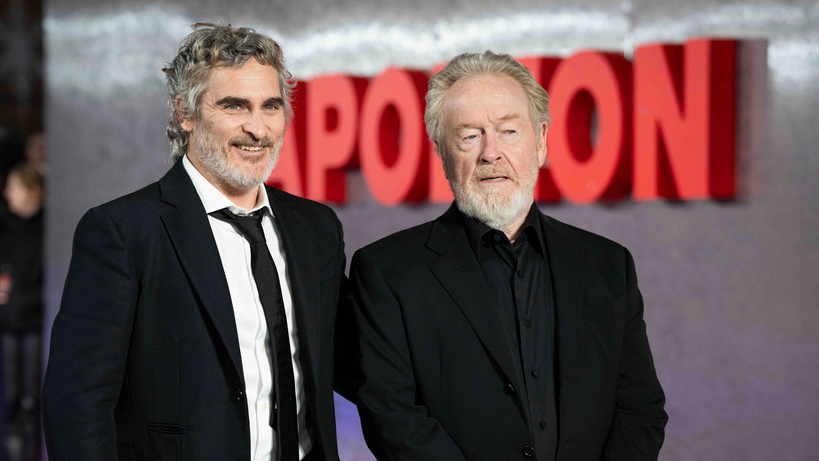 Ridley Scott, till höger, tillsammans med huvudrollsinnehavaren Joaquin Phoenix under Londonpremiären för 'Napoleon'.