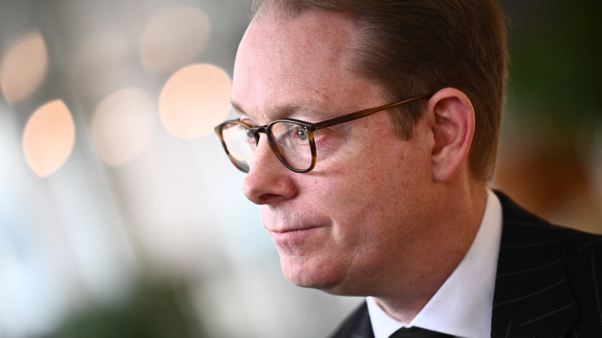 Utrikesminister Tobias Billström uppmanar samtliga parter att undvika ytterligare upptrappning av situationen.