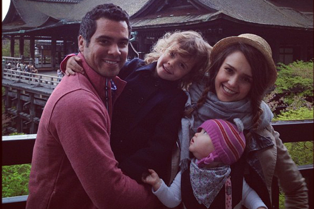 Jessica Alba tog med sig familjen till Japan och lekte kulturella. Jessica Alba tog med sig familjen till Japan och lekte kulturella.