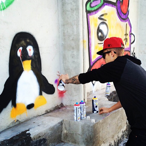 Justin Bieber gör en liten pingvin. Justin Bieber gör en liten pingvin.