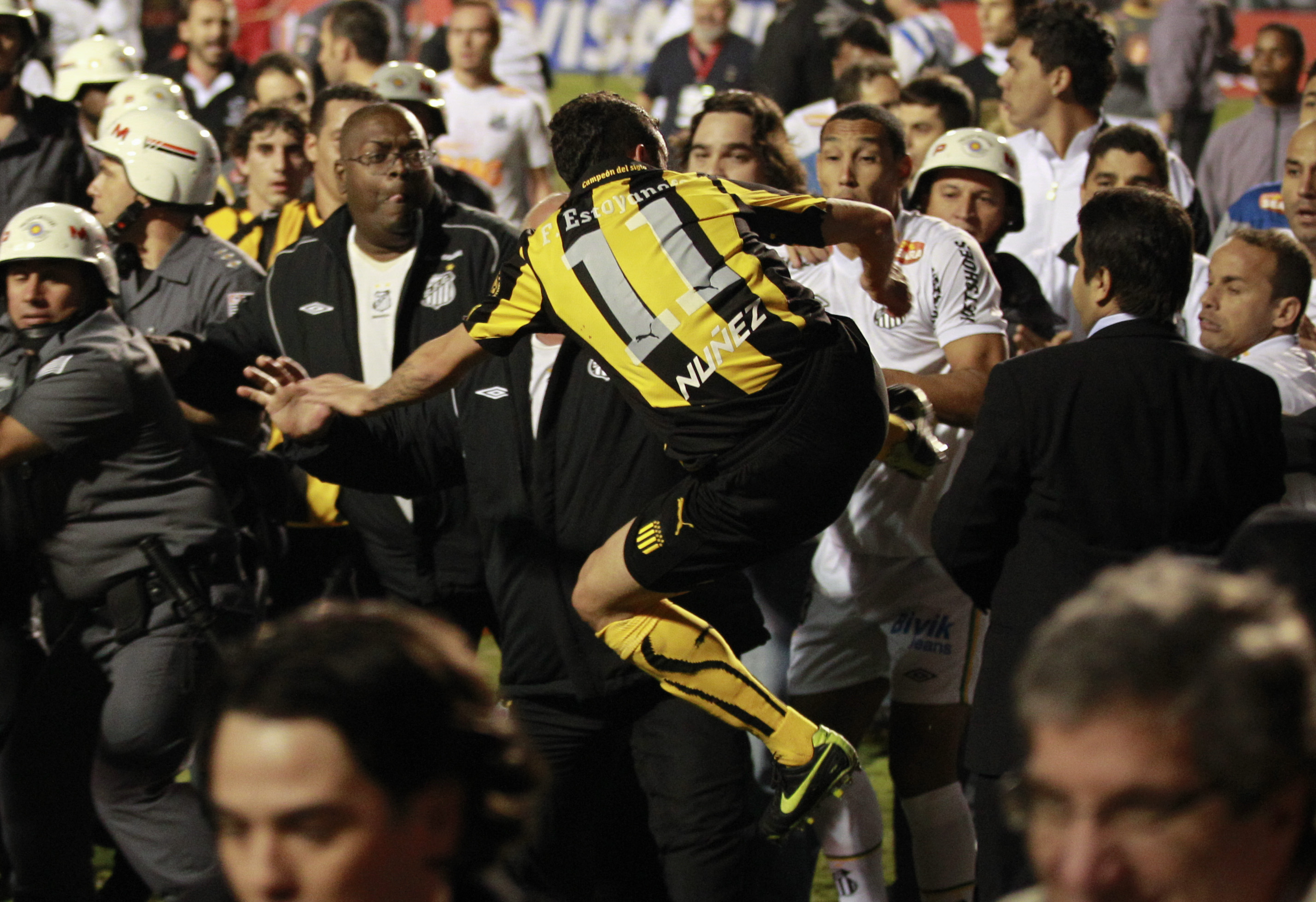 Ingen var bättre än den andre. Spelare från bådeClub Atlético Peñarol och Santos var högst delaktiga i kaoset.
