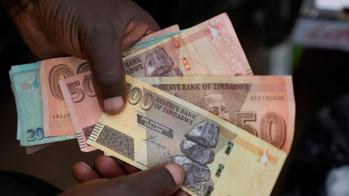 Sedlar i Zimbabwe är återigen närmast värdelösa på grund av hyperinflation.